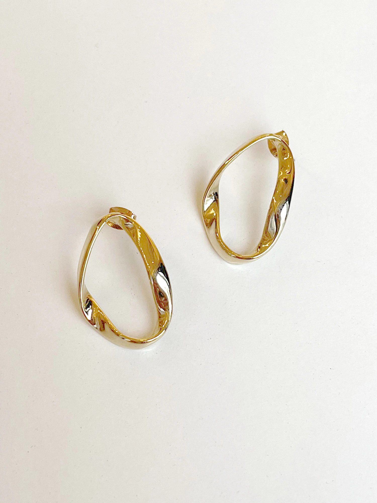 ネジリリングピアス｜ピアス・イヤリング｜ファッション小物