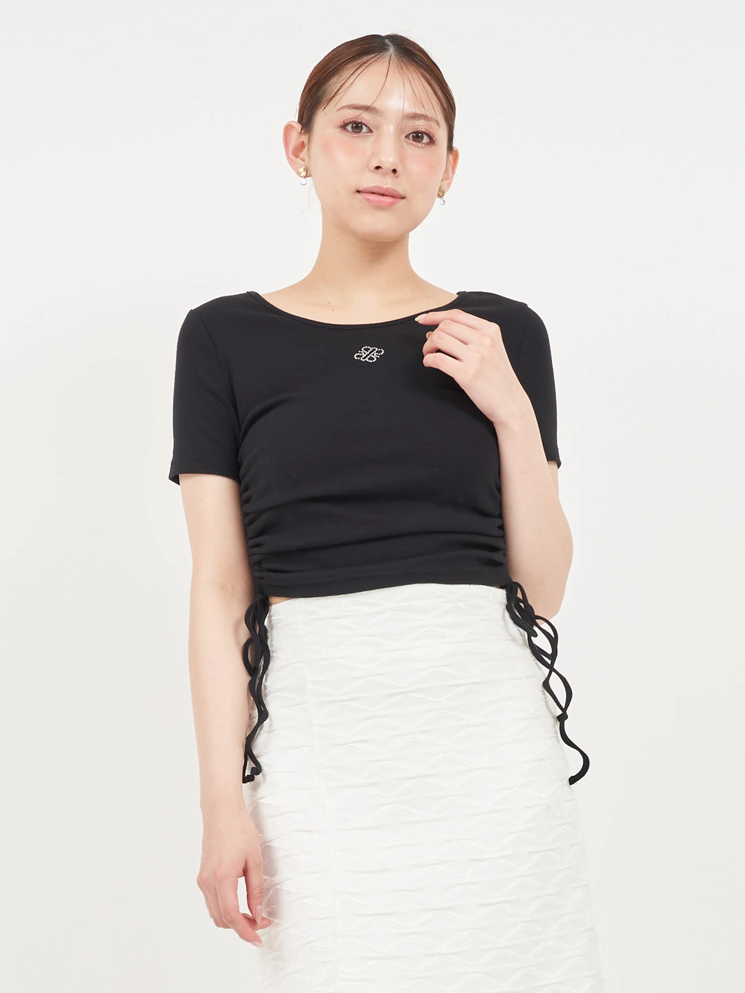 ラインストーンエンブレムドロストギャザートップス｜Tシャツ