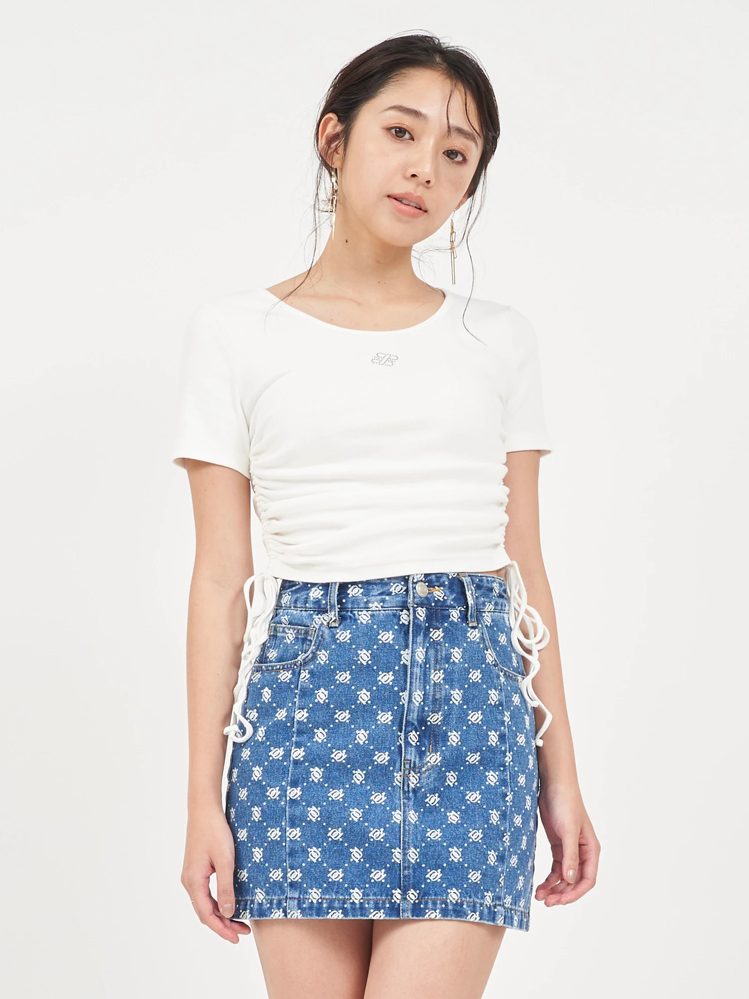 ラインストーンエンブレムドロストギャザートップス｜Tシャツ