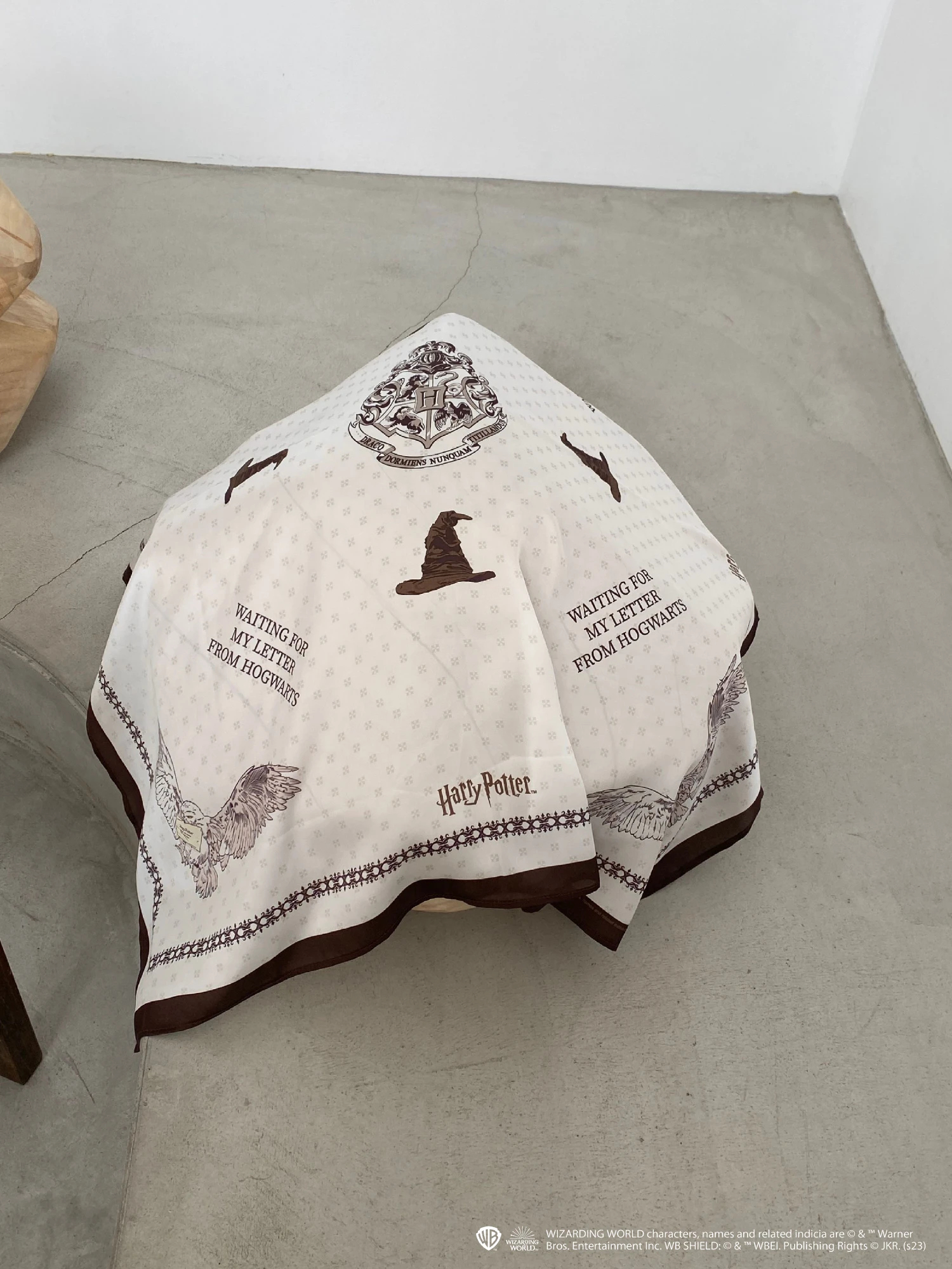 ハグオーワー スカーフ　新品 Hug O War - HUG O War ハグオーワー Dog Paradiseシルク