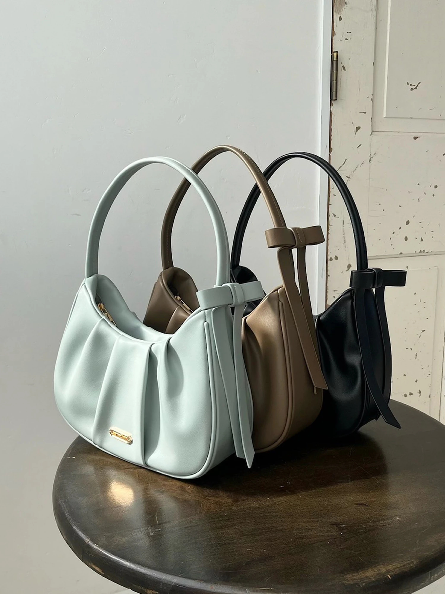 ビジネスシーンにもフィットする上品なショルダーバッグ