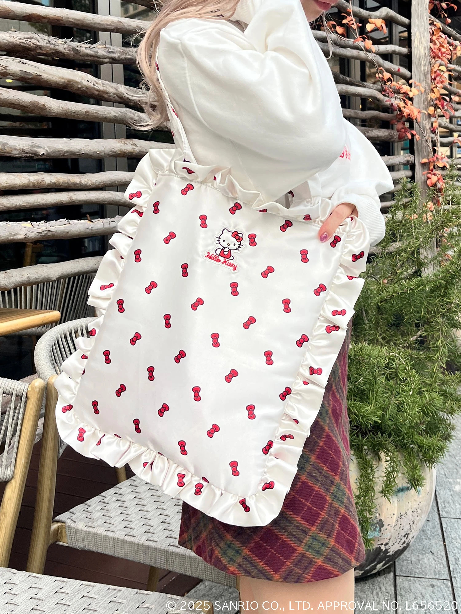 HELLO KITTY リボン付きトートバッグ 新品 キティちゃん リボン付き トートバッグ 紺色 ハンドバッグ